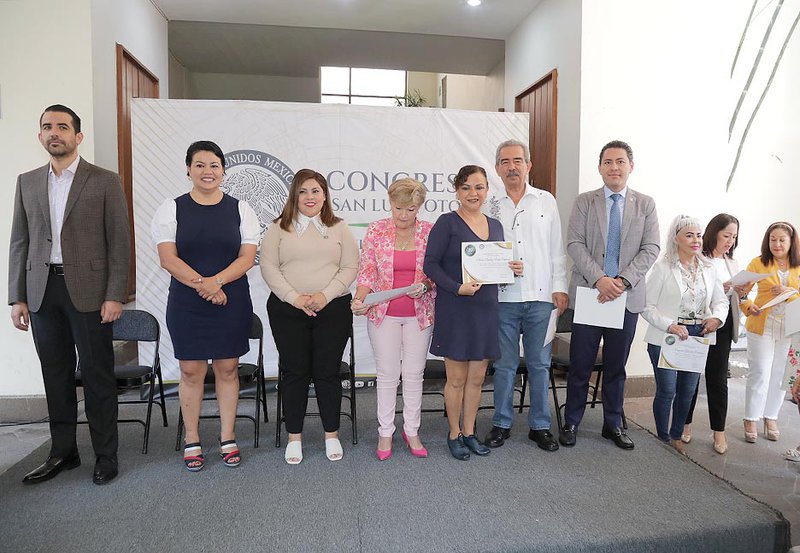 Congreso del Estado entrega reconocimiento a empleadas y empleados.jpg
