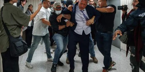 Contralor de Nueva York, arrestado en corte por apoyar a inmigrante