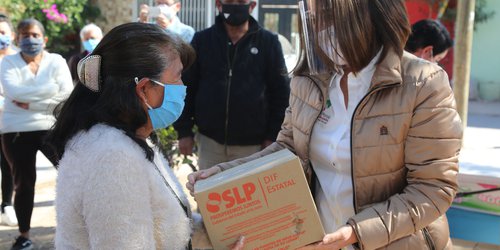 Lorena Valle Rodríguez entregó apoyos alimentarios a familias potosinas