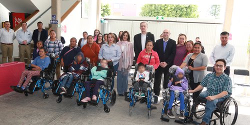 DIF Estatal entregó apoyos donados por Robert Bosch a personas con discapacidad