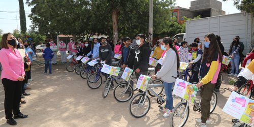 Lorena Valle entregó bicicletas a estudiantes en colonias de la capital