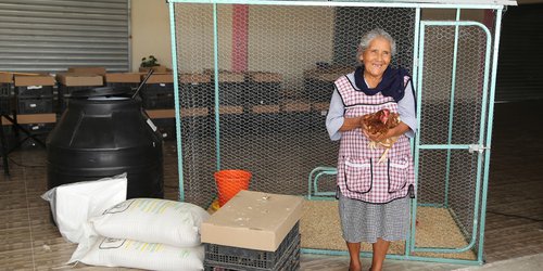 Mujeres son prioridad en entrega de granjas avícolas del DIF Estatal