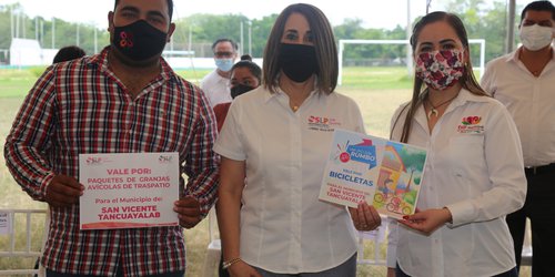 Lorena Valle entregó granjas y bicis en la Huasteca