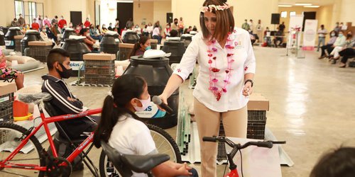 DIF Estatal entregó granjas avícolas, cobijas y apoyos alimentarios a personas con discapacidad en la Huasteca