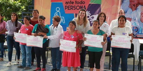 DIF estatal beneficia a familias huastecas con granjas avícolas