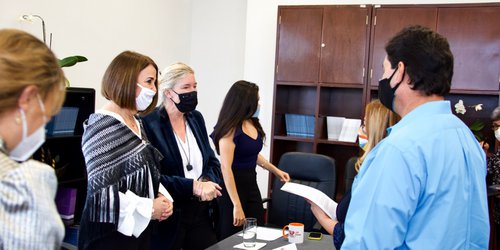 PPNNA culmina adopción de niño de 13 años, en presencia de esposa de embajador de EU