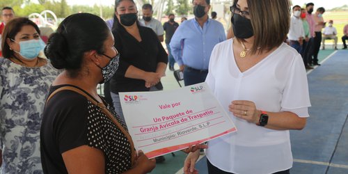 Lorena Valle Rodríguez entregó apoyos de DIF Estatal en la Zona Media