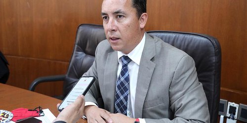 Edmundo Torrescano entrega donativo a Asociación Civil de Rayón