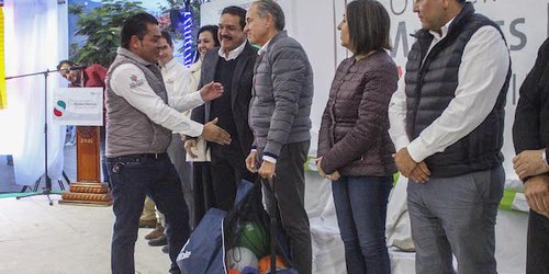 JM Carreras entregó material a tutores deportivos