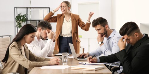 ¿Cómo influyen los jefes en un ambiente laboral tóxico?