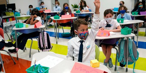 Tribunal permite a Florida vetar uso de cubrebocas en escuelas