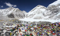 Basura congelada en el Everest: cómo drones y sherpas se unen en la lucha contra la contaminación.