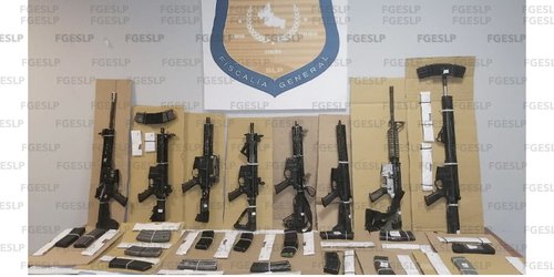 Aseguran en cateo armas largas, cartuchos y equipo táctico en Tamuín