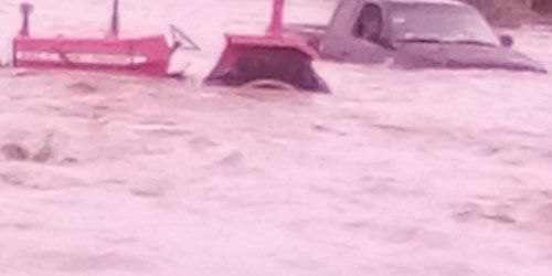 Rescatan a dos personas en crecida de agua en Santo Domingo