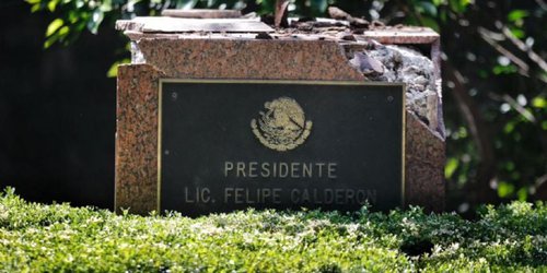 Árbol derriba la estatua de Felipe Calderón en Los Pinos.