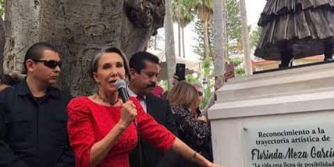 Convocan a retirar una estatua de Florinda Meza en su pueblo natal; el evento ya suma más de 17 mil interesados