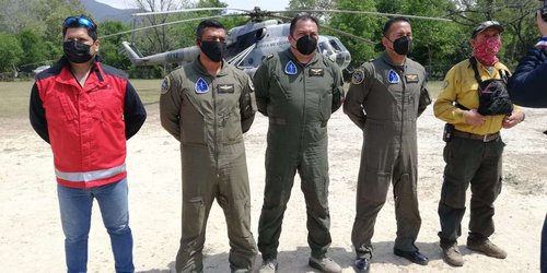 Elementos de la Fuerza Aérea Mexicana luchan diariamente para sofocar incendio en Santiago