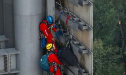 Activistas de Greenpeace escalan la Estela de Luz ¿Cuál es el motivo?