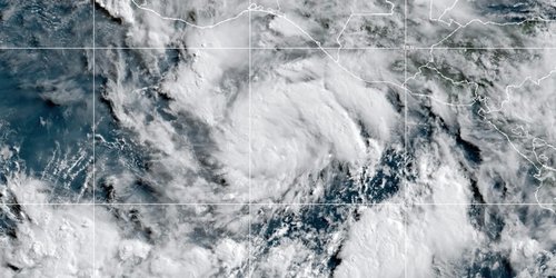 Huracán Erick se intensifica a tormenta de categoría 2 mientras se acerca a costa de México