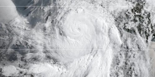 Flossie se debilita a huracán de categoría 2 frente a la costa del Pacífico mexicano