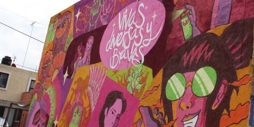 Escuela feminista de arte urbano “Bravas” pinta su primer mural