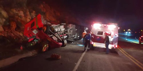 Chófer atrapado al volcar trailer en carretera de cuota Rayón-Valles
