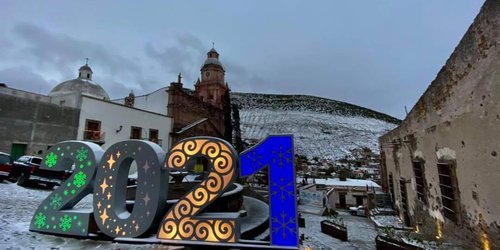 Real de Catorce despide el 2021 con una ligera nevada.