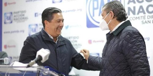 Octavio Pedroza le tiende la mano a Marco Gama