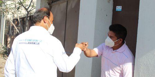 Sergio Gama recorrió hogares en Puente del Carmen