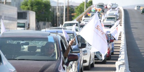 Maestros realizan caravana vehicular por Día del Trabajo