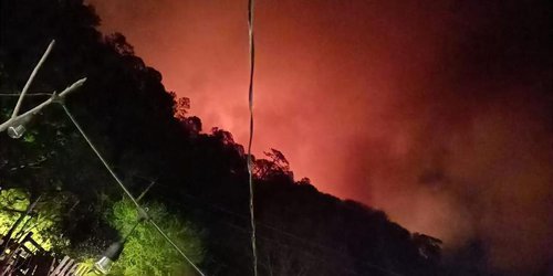 Piden auxilio para detener el gran incendio de La Loma
