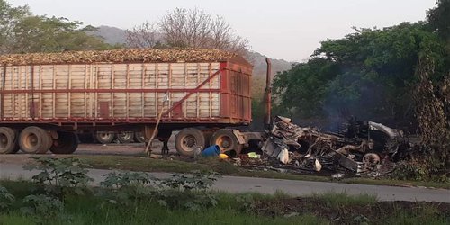Se incendia camión cañero frente al Ingenio de Tambaca