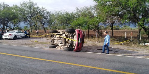 Jóvenes regresaban de fiesta de XV años y volcaron en camioneta, uno murió