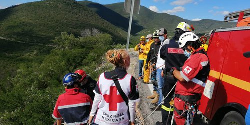 Muere una persona al volcar su camioneta al abismo en sierra de Santa Catarina