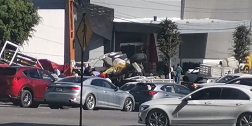 Revolvedora sin frenos embistió cinco vehículos