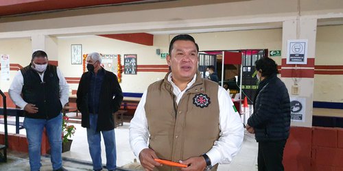Diálogo con estudiantes tuvo el alcalde Urbiola.
