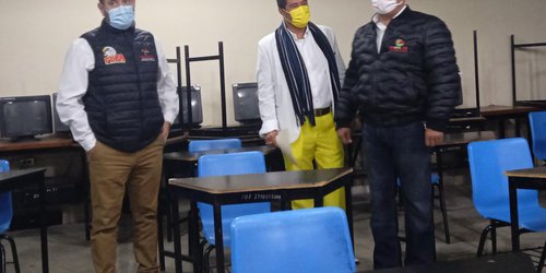 Alcalde Arnulfo Urbiola visita la secundaria Leona Vicario