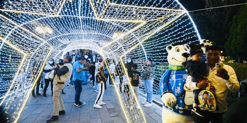 Potosinos disfrutan de la villa navideña en el Centro histórico