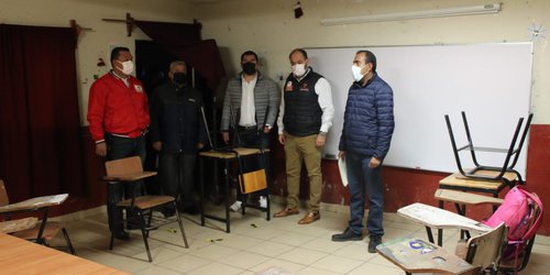 Alcalde Arnulfo Urbiola recaba mas necesidades de escuela primaria de Adjuntas