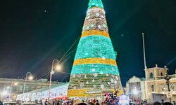 El espíritu navideño de la plaza de Fundadores con un árbol con un millón de luces