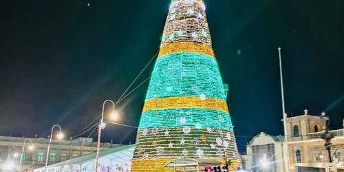 El espíritu navideño de la plaza de Fundadores con un árbol con un millón de luces