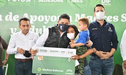 Entrega Gobernador becas económicas en la Huasteca