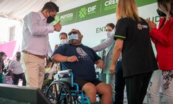 Ricardo Gallardo y Ruth González entregan apoyos a personas con discapacidad