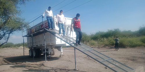 Entrega alcalde Urbiola el primero de siete contenedores de basura en La Cofradía
