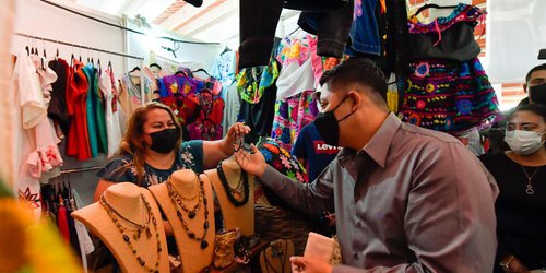Recorre Gobernador Ricardo Gallardo pabellones artesanales y comerciales