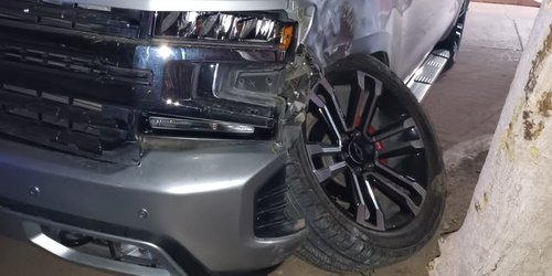 Camioneta choca árbol de calle del Refugio