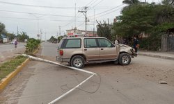 Conductor de camioneta choca y derriba luminaria del bulevar Bicentenario