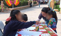 Enseñaron a niñas y niños a hacer cartitas a Santa Claus