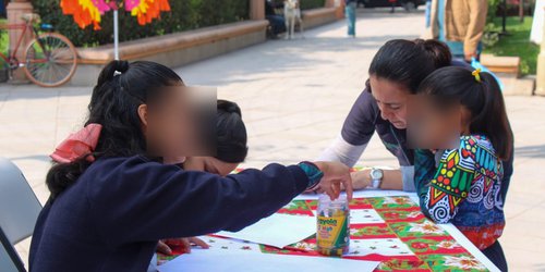 Enseñaron a niñas y niños a hacer cartitas a Santa Claus