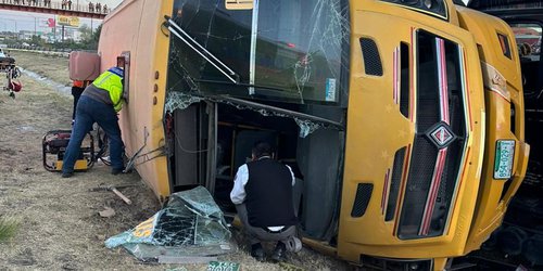 Choca autobus urbano con tráiler en SLP y deja nueve heridos y dos muertos